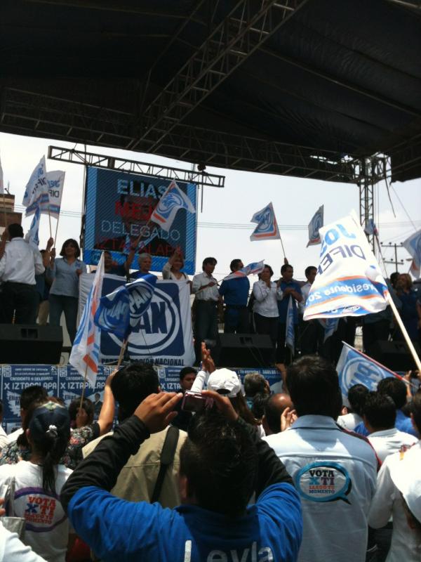 alexoviedosnl's tweet photo. Excelente cierre de campaña de @TuAngel_Azul http://t.co/Awhw8yM6