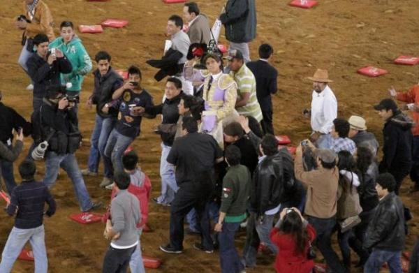 A hombros #SebastianCastella en la Plaza Mexico