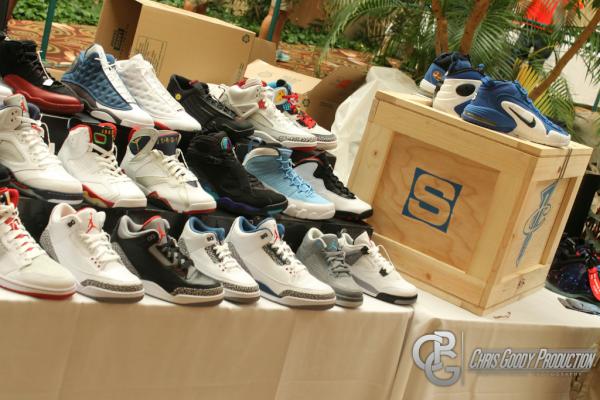 ComplexBets's tweet photo. Great @Iam1Cent x SC Pack RT @ChrisGoody23: @SoleCollector @ #CGS3 http://t.co/tEQWTs0H
