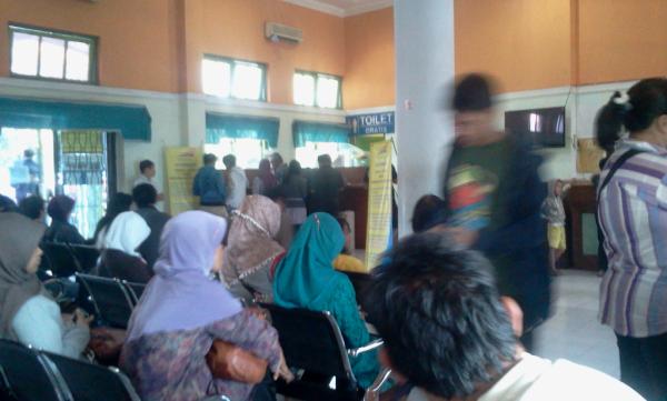 Galeri_Mimpi's tweet photo. Antrian tiket kereta di Malang Kotabaru, rapih dan tertib. Pantesan kemaren gak ketemu2 calo.. #eh #MLG http://t.co/8KzHdWUV
