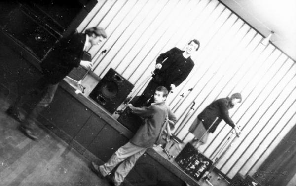 Screen3Norwich's tweet image. #screen3 packing up after Labour Club gig 1981