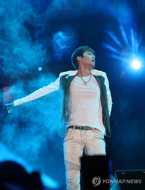 SE7EN_SG's tweet photo. “@se7enupdates: [PHOTO] 120624 SE7EN - Yeosu Expo Pop Festival Performance #SE7EN http://t.co/ws7z9ELu”