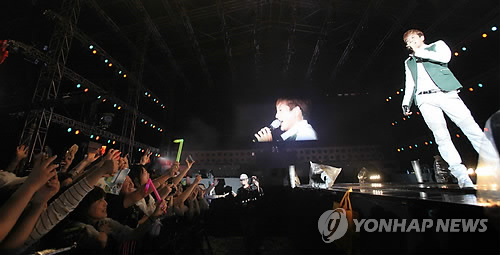 SE7EN_SG's tweet photo. “@se7enupdates: [PHOTO] 120624 SE7EN - Yeosu Expo Pop Festival Performance #SE7EN http://t.co/BBW5Qf58”