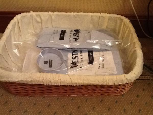 Bergdorf Goodman tweet media