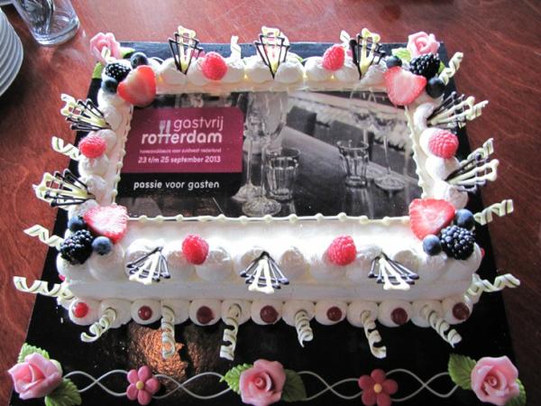 Gastvrij_Rdam's tweet photo. Feestelijke lancering #gastvrijrotterdam. De taart heeft ons goed gesmaakt! Dank @adjanssen @Taartarchitect http://t.co/WXYpn3yb