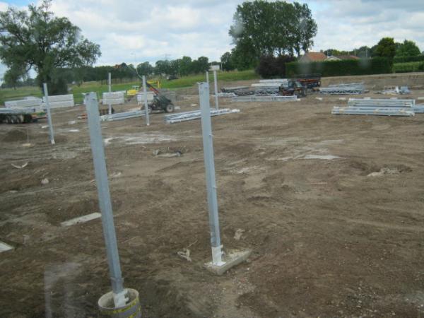 info nieuwbouw; De staanders van de nieuwe kas worden nu geplaatst, dit is het begin van onze nieuwe winkelruimte.