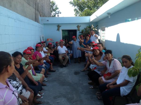 _gcaballero's tweet photo. Con mis amigos de la colonia Gloria Mendiola, gracias por su apoyo!!!!! Vamos a Ganar!!!! http://t.co/zcSqPSYR
