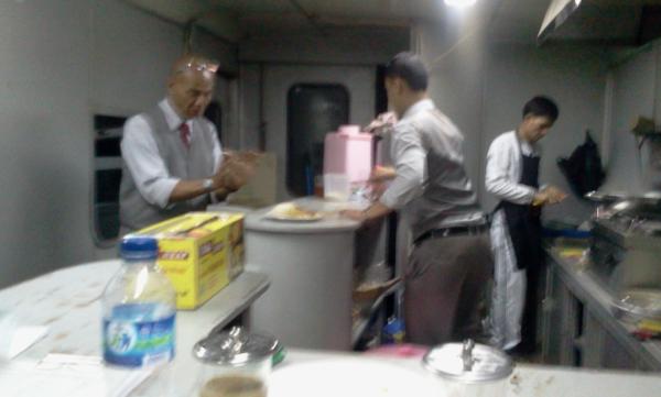 Galeri_Mimpi's tweet photo. Kesibukan di dapur Malabar. Laris, laris! *prosesnya bersih tuips, jempol dua! #tripStory | colek @malangkereta http://t.co/DR5YZOkq