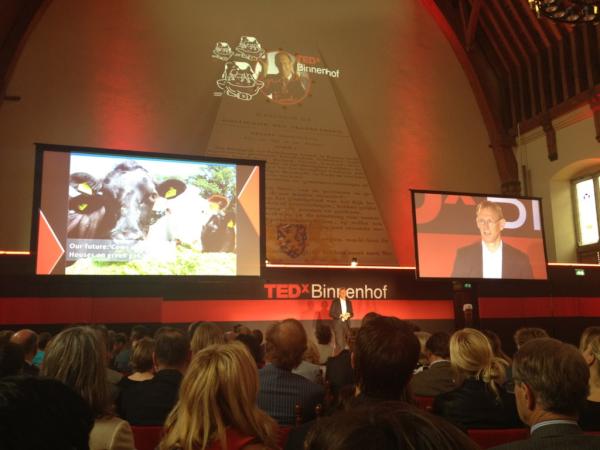zutphense's tweet photo. RT @resourcerer: Eendenkroos als oplossing voor het mestoverschot, mooie uitvinding! #tedxbinnenhof http://t.co/X62CteM7