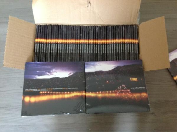 DelsineEric's tweet photo. Les CDs d'eric in the kitchen sont arrivés! http://t.co/xAgvFUkv