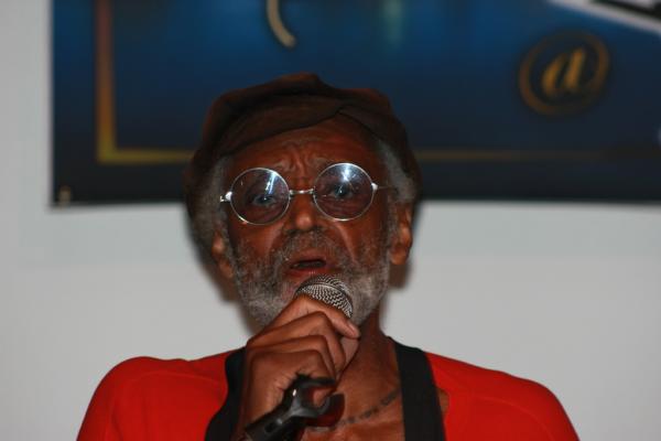 Mel_VanPeebles's tweet photo. Thx 2 @glkalimba @fionabloom @kevharewood &amp; Franks Lounge 4 letting a ole fella have sum fun wid Laxative http://t.co/kOFUsHmt