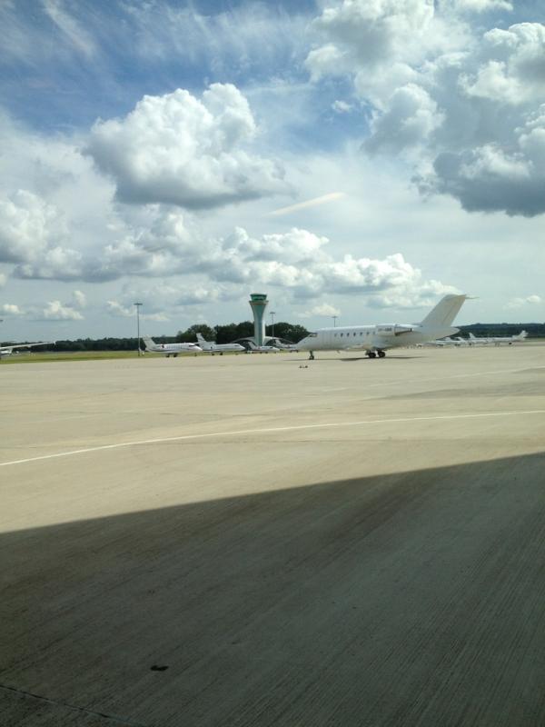 danielricciardo's tweet photo. Beats Ryan Air! #itsaoneoff http://t.co/AbrAar9y