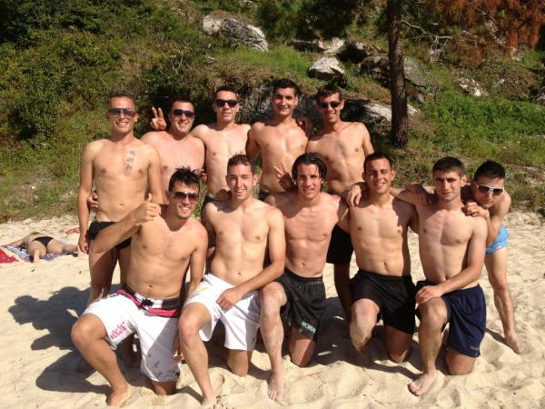 aspas10's tweet photo. En la playa con los amigos,x aki se dice q vivimos mal!!jajajajajaj http://t.co/BnlgcoGg
