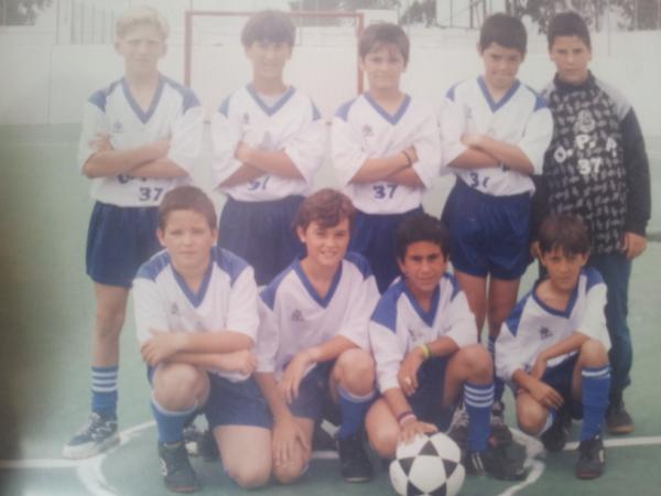 Fotito pa el niñato de @jesusrobinho en esos tiempos si q jugabas al futbol xavá !!! Jajajja
