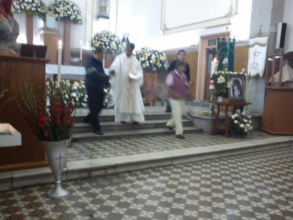 decoloresoax's tweet photo. En la celebración de la Santa Misa. http://t.co/fcIcuvSS