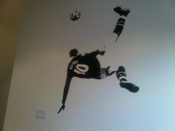 Ron_Coppens's tweet image. Just finished the @WayneRooney wall sticker in my room. Awesome! #overheadkick