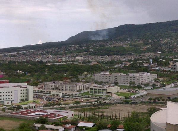 Chiapasnosune's tweet photo. Fuerte incendio de lado sur oriente de la ciudad denuncien http://t.co/kIb0eLC9