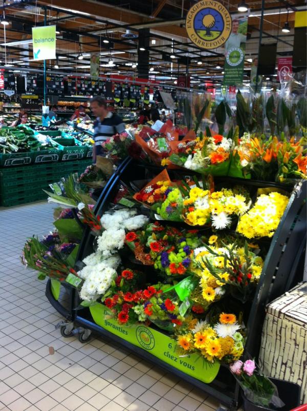 geest_ronald's tweet photo. Vandaag in Frankrijk Carrefour bezocht. Bloemen staan op de groente en fruitafdeling. Nog een hoop te leren. http://t.co/XiJCFGMn