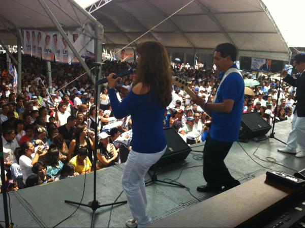 TuAngel_Azul's tweet photo. Ayer, con los Ángeles Azules, gozando y haciendo gozar a la gente en el evento de cierre de campaña. http://t.co/VRWZfwzd