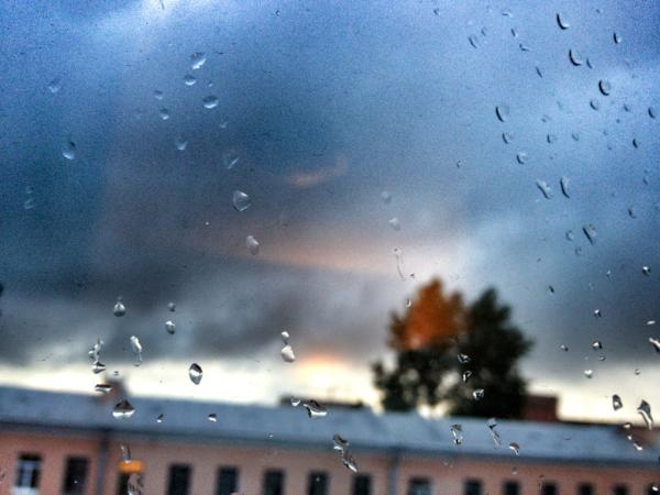 Питер.лежу в грязных джинсах в постеле, выбирая из бороды остатки пиццы, но при этом, слушая Джаз.. Культурная столица