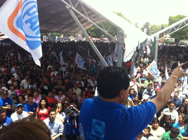 TuAngel_Azul's tweet photo. Att @REFORMACOM Ayer cierre de campaña Elías Mejía candidato a delegado por PAN Iztapalapa cerca de 10,000 personas http://t.co/GlXVZ7Cn