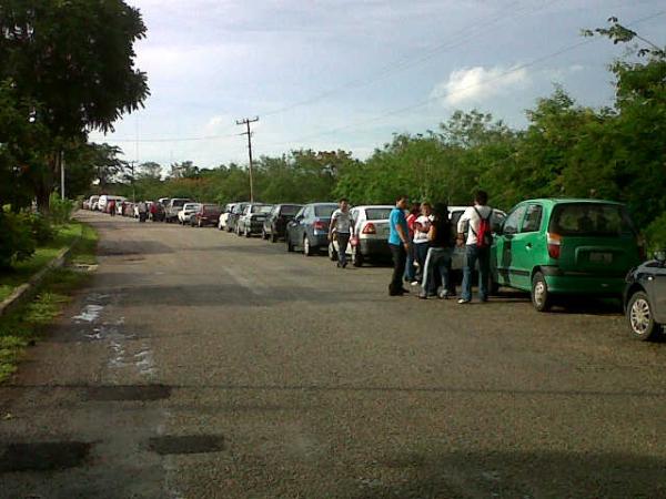 reporteroshoy's tweet photo. Largas filas de vehículos para accesar al evento de @EPN en Mérida http://t.co/FptDI3Kt