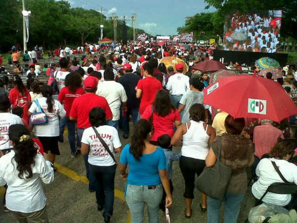 fatyespacer's tweet photo. "@reporteroshoy: Llegando al evento de @EPN en Xmatkuil http://t.co/heVKW298"/ Miles d personas apoya a #nuestrofuturoPresidente