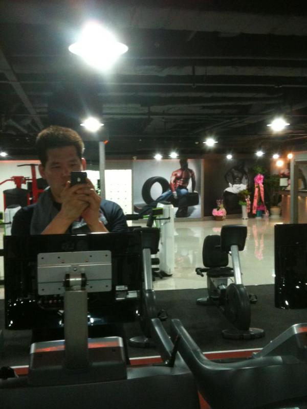 com_william's tweet image. 운동하는 내내 뒤에서 누군가 쳐다보는 느낌...  아놀드홍gym 신촌점
