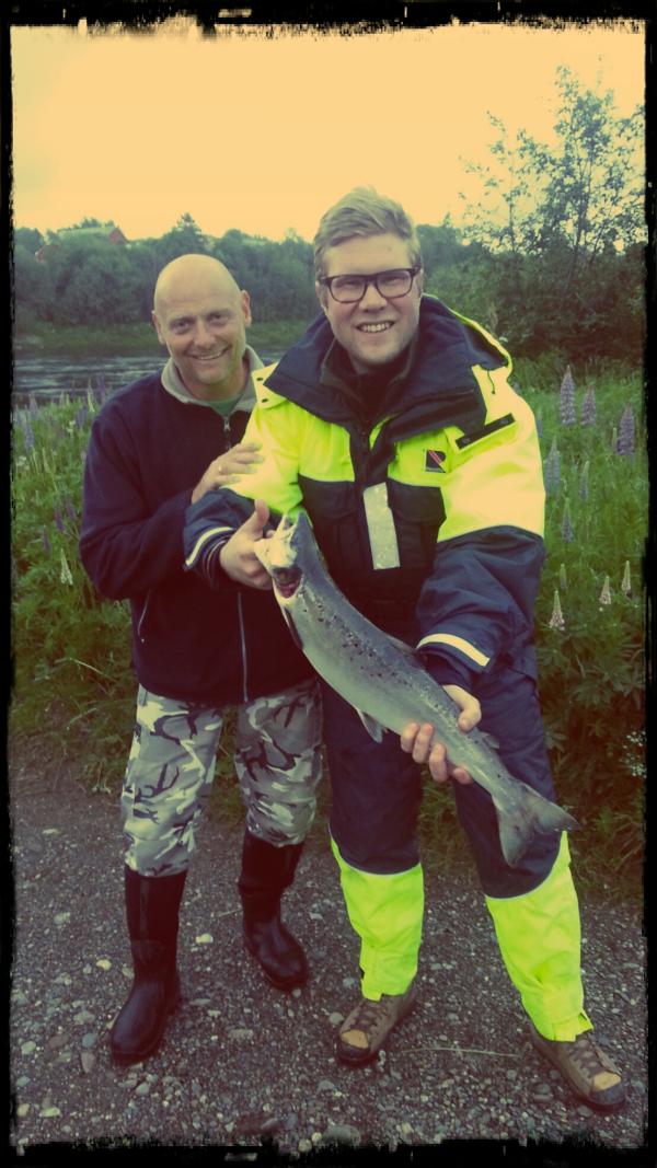 hoffkristian's tweet photo. Feitt! "@Tooorstein: Min aller første laks! Stor takk til min mentor, Jakob! #medvind http://t.co/LbVxnkQ1"