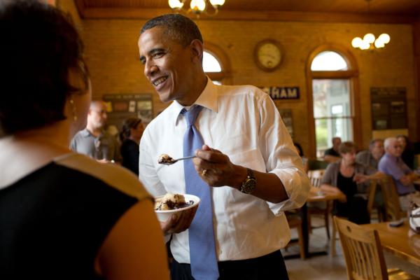 ObamaWhiteHouse's tweet photo. ‏RT @UofNH: President Obama stopped by the @UNHDining Dairy Bar a few minutes ago // Check out @petesouza's photo: http://t.co/1gzkQPsj