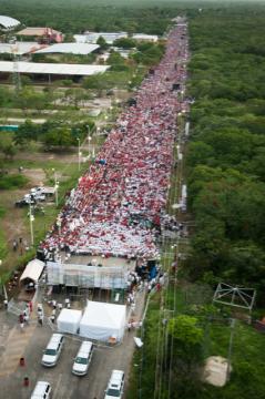 reporteroshoy's tweet photo. Mas de 130 mil personas según versiones oficiales, asistieron al cierre de campaña de @EPN en Yucatán http://t.co/TMAiSvRh
