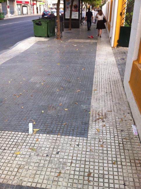 HuelvaD's tweet photo. Calles del centro de Huelva acumulan suciedad y mala imagen. http://t.co/j2S9j3iD