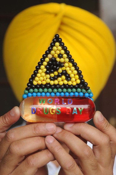 ShirazHassan's tweet photo. Indian artist Harwinder Singh Gill displays a sculpture made from drug capsules in #Amritsar #InternationalAntiDrugsDay http://t.co/753NXTWq