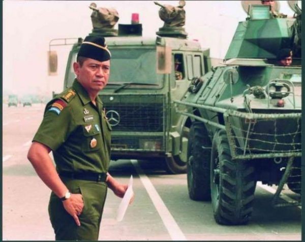 mirwansuwarso's tweet photo. Pak SBY dulunya kurus yah... Semoga saya tidak jadi Presiden deh... http://t.co/Kten9Lj6