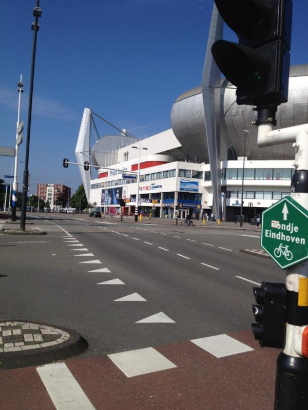 Stadion ligt er zonnig bij en binnen zijn we inmiddels begonnen #CoachingDag #EnProfil Florus Feijen trapt af