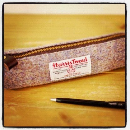 セレン 英語キュレーター アメリカ人って筆箱使わないんだってねー どうせ今日買ったペンは一週間後にはなくなってる 日本で言うビニール傘みたいなもんだってさ 因みに僕の愛用はハリスツイードのペンケース ペンはこないだアメリカンファーマシーで