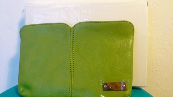 xx_simplicity's tweet photo. Leafy green Chloe clutch for only $22! Quick before it runs out! You wouldn't want that would you? :) http://t.co/2HEPmECc