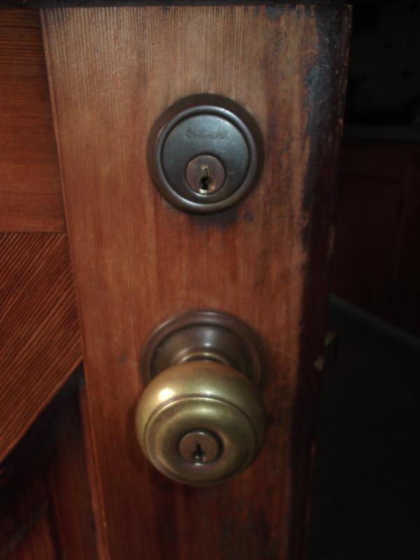afalconseye's tweet photo. @LockedinaHouse Here's my lock.  It's already a Shlage! #lockcheck #keytostrong http://t.co/iIdmng60