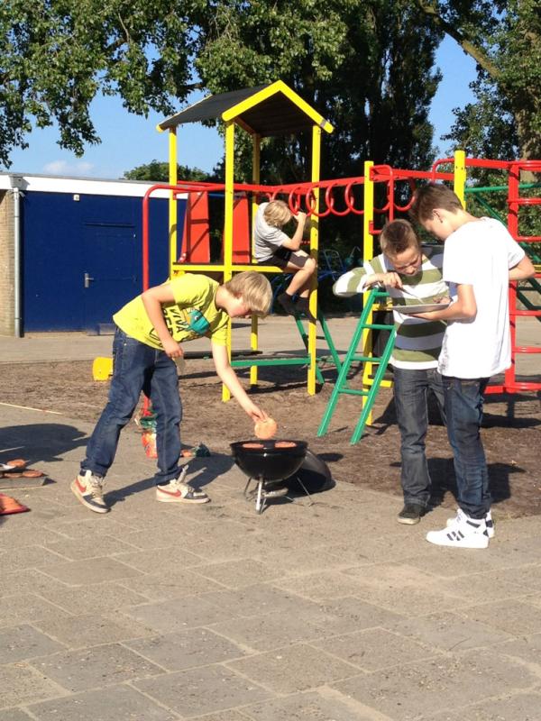 Deduyvencamp's tweet photo. Toppers van 8 aan de BBq van de n8 van Gr. 8. Heerlijke hamburgers, alles geregeld door Kids zelf. Top!!! http://t.co/zxMYjmyJ