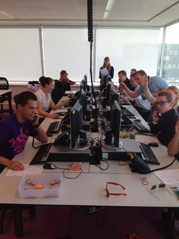 Sjaakielammers's tweet image. RT @IntroAlmere: 1e jaars bellen! #IntroAlmere