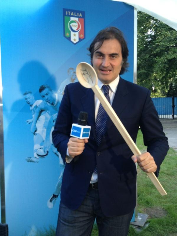 PIERPARDO's tweet photo. Pronti x la semifinale con il cucchiaio firmato da #pirlo #euro12 http://t.co/xLka3RoG