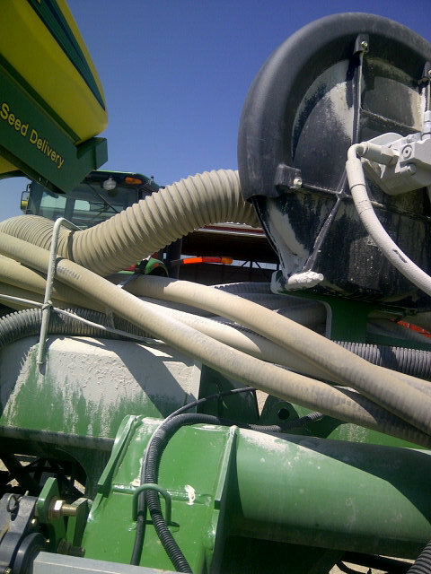 cropdoc2's tweet image. Oh my! Lots of talc was being expelled from this planter, judging by the accumulation around the blower. #needs2change