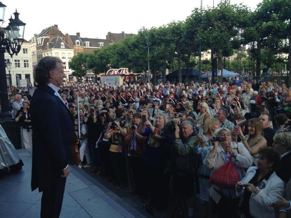 andrerieu's tweet photo. There we go again for the last time this year on the Vrijthof. Time flew by! And again beautiful weather! http://t.co/g6cs0FD7