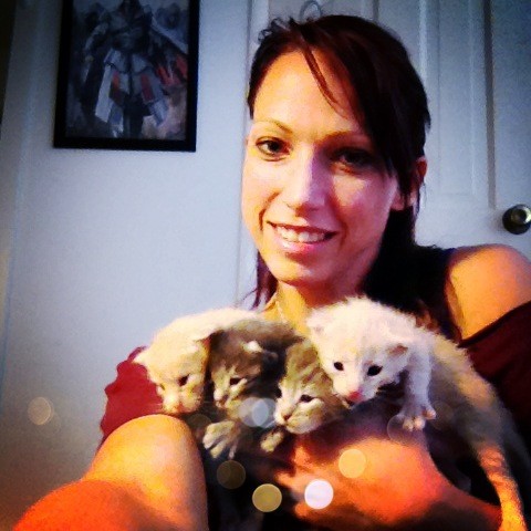 Me &amp; the most adorable kittens of all time!!! (and an Assassins Creed photo) lol http://t.co/pqpeY8g