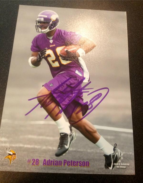 VikingsPromos's tweet image. Todays giveaway is a signed picture by Adrian Peterson from when he was a rookie in 2007! RT this message to win!