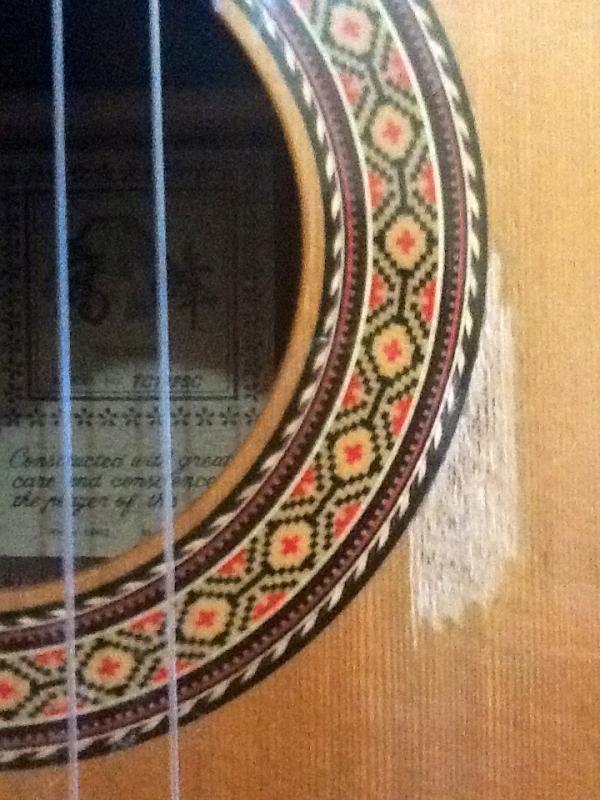 MorteoRay's tweet photo. Acabo de romper un pedacito de mi guitarra... Gajes del ensayo, nos vemos este viernes 29 en la presentación de Xalapa. http://t.co/t183Hz8P