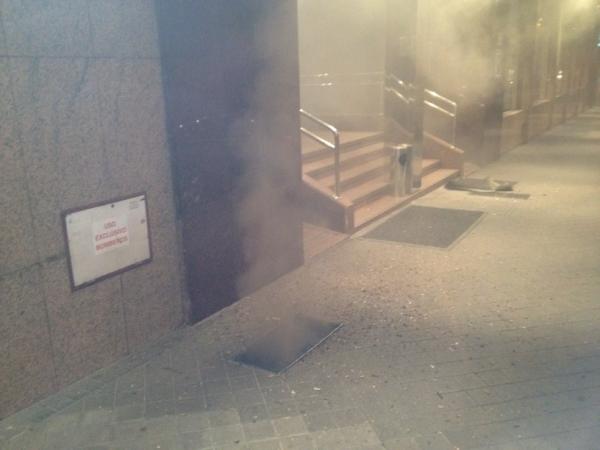 fsolerfe's tweet photo. Explosión en la acera del Meliá Galgos y yo delante http://t.co/VwOEgdHo