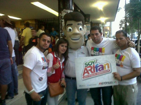 AriFans2012's tweet photo. Gracias a todos por el apoyo en la Arena Coliseo! @AristotelesSD sin duda será Gobernador! http://t.co/EyBr3Xdh