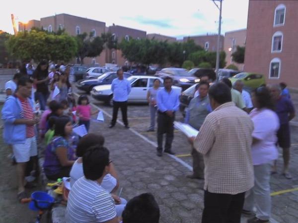 HugoBarenque's tweet photo. En reunión con vecinos del condominio Villas de Cortes en Tejalpa. #Jiutepec #Morelos http://t.co/TqQ0eIA4