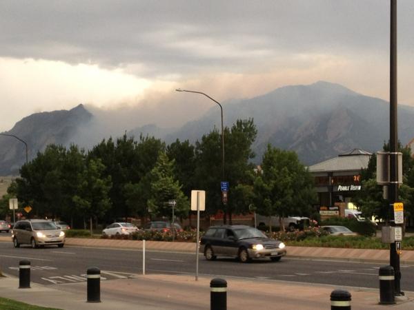 rausenberger's tweet photo. #flagstafffire fire hit top of Flatirons in Boulder. http://t.co/QvFK5DZ